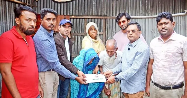 কৃষক পরিবারকে আর্থিক সহায়তা প্রদান